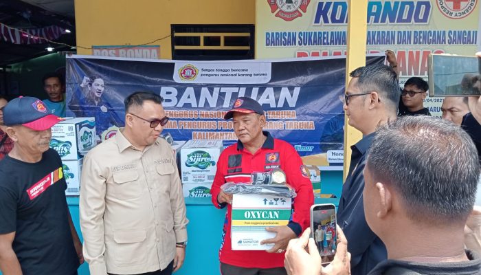 Bupati Kukar Serahkan Bantuan di Posko Penanganan Karhutla Kecamatan Tenggarong