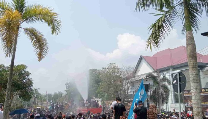 Mengulur Naga dan Belimbur Jadi Penutup Erau Adat Kutai 2026